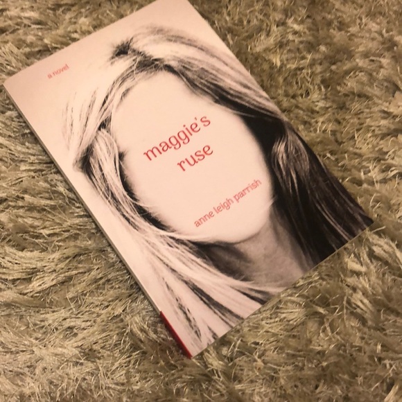 Chronicle Books Other - 2/$8! Maggie’s Ruse